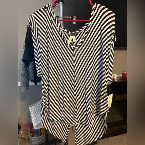 We The Free Tops - We The Free by Free People Black & White Striped Asymmetrical Hem Tee NWT | P/S